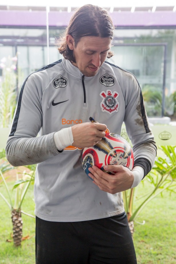 Cássio também deixou sua assinatura na bola do tri