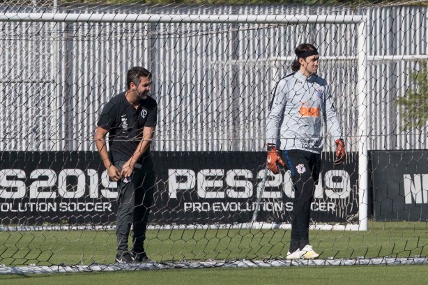 Goleiro Cássio treina no CT Joaquim Grava