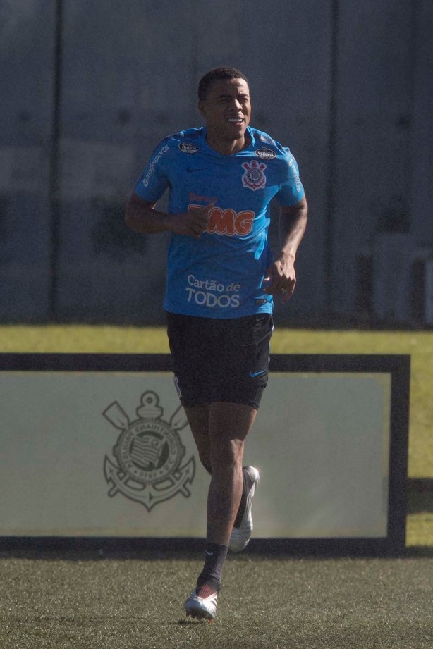 Gustavo volta aos treinos no CT Joaquim Grava após vitória sobre o São Paulo