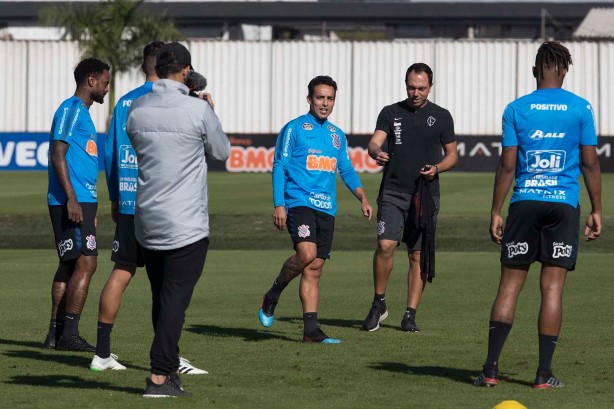 Jadson durante o treinamento de hoje no CT Joaquim Grava