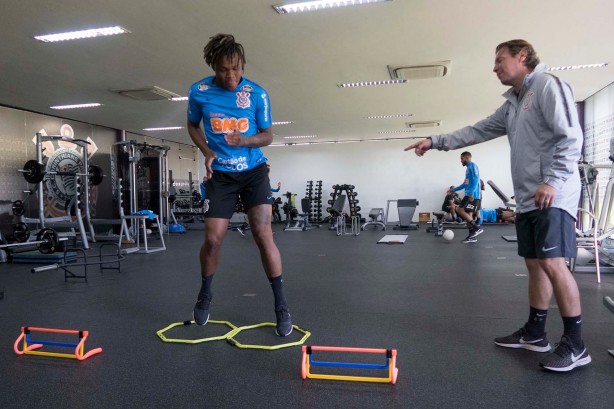 Mateus Jesus na academia do CT Joaquim Grava durante treino desta segunda-feira