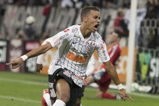 Pedrinho feliz com seu gol contra o São Paulo, na Arena Corinthians