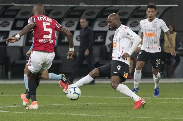 Vagner Love fez boa partida contra o São Paulo, pelo Campeonato Brasileiro