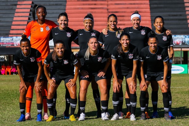 Elenco corinthiano feminino antes do jogo contra a Portuguesa, pelo Paulista da categoria
