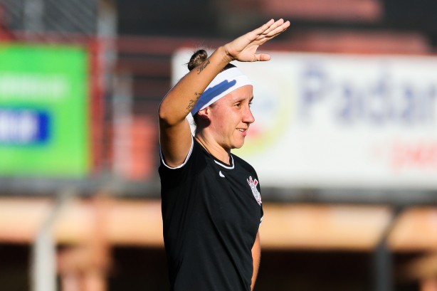 Pardal presta continência em comemoração ao seu gol contra a Portuguesa