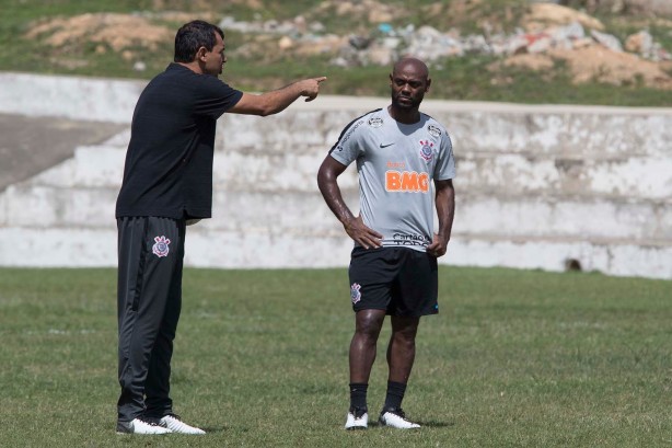 Carille e Love no último treino do Corinthians antes do jogo contra o Deportivo Lara