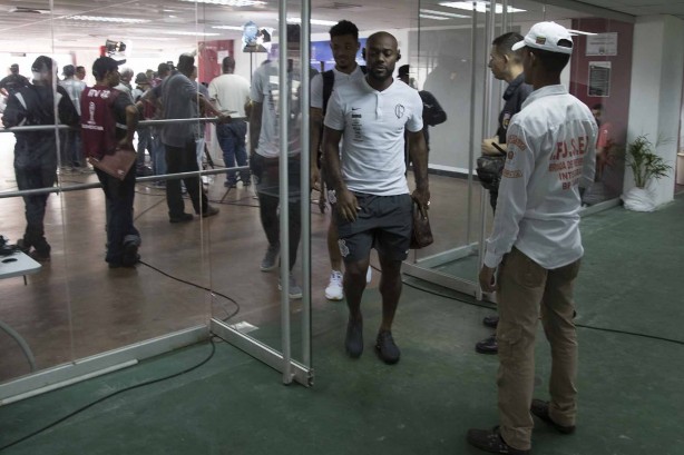 Jogadores chegam ao estádio antes do jogo contra o Lara, na Venezuela, pela Sul-Americana
