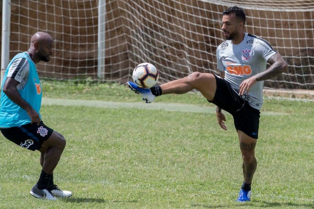 Love e Michel Macedo no último treino do Corinthians na Venezuela para jogo contra o Lara