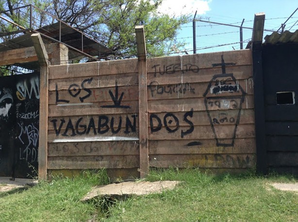 Los Vagabundos aparece pintado na área externa do estádio do Wanderers