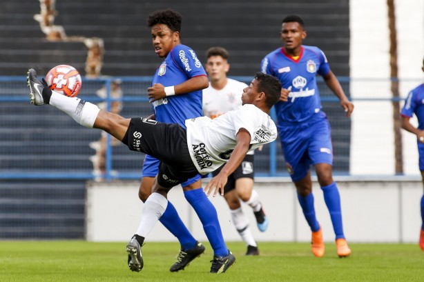 Adson durante jogo contra o São Caetano, pelo Campeonato Paulista Sub-20