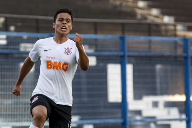 Hugo comemora seu gol contra o São Caetano, pelo Paulista Sub-20