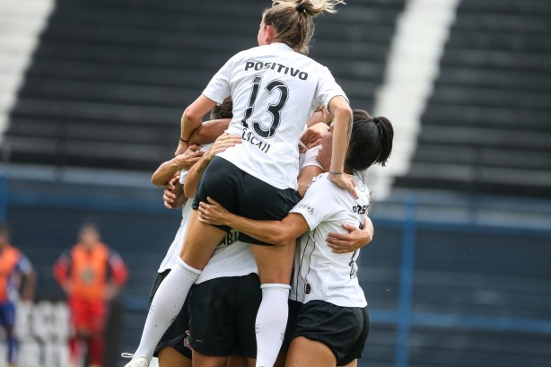 Jogadoras comemoram mais um gol contra o Taubaté, pelo Paulistão Feminino