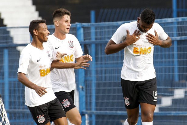 Jogadores comemorando o gold e Nathan contra o São Caetano, pelo Sub-20