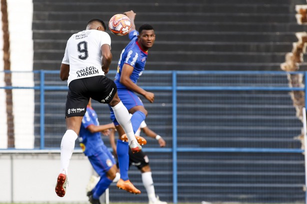Nathan em jogada aérea contra o São Caetano, pelo Campeonato Paulista Sub-20