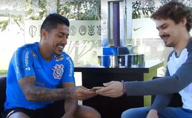 Ralf assistindo aos vídeos de fãs mirins a pedido do Meu Timão