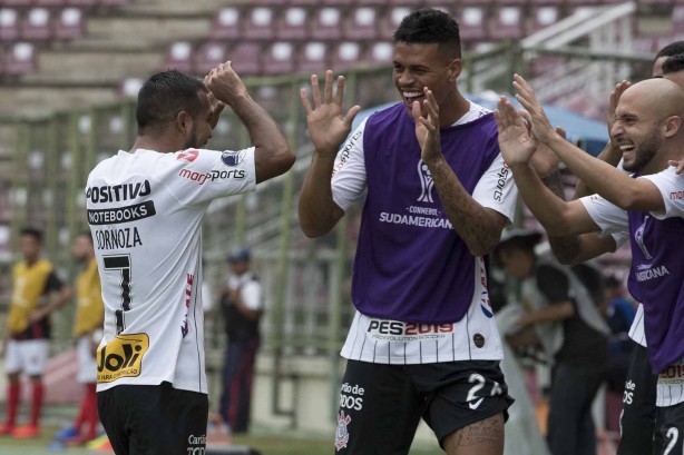 Sornoza comemorando seu gol com Richard e Régis na partida contra o Lara, na Venezuela