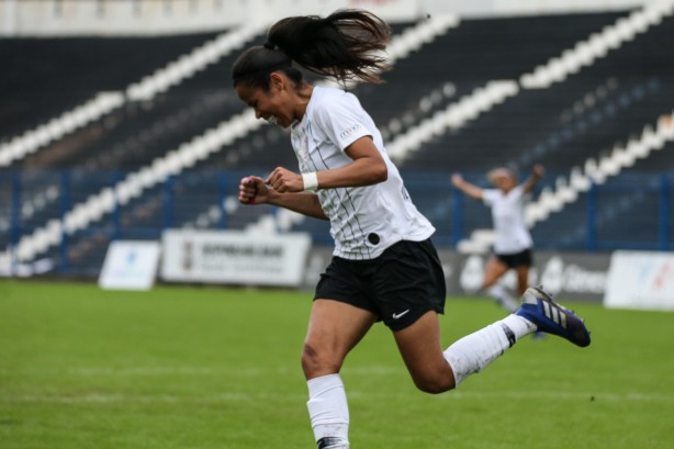 Victória vibra com seu gol contra o Taubaté, pelo Paulista Feminino