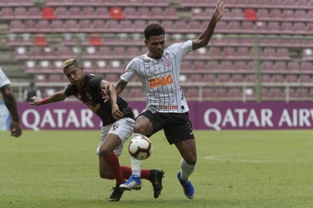 Volante Júnior Urso durante jogo contra o Deportivo Lara, pela Sul-Americana