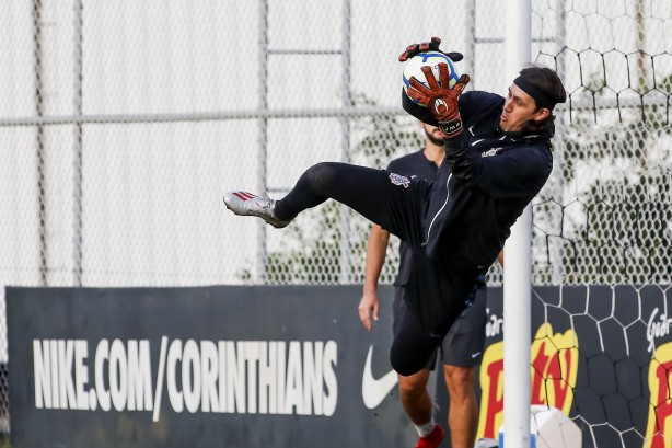 Cássio faz defesa durante último treino antes do duelo decisivo contra o Flamengo