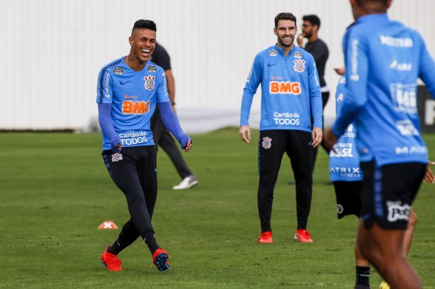 Richard e Boselli no treino desta segunda no CT; a última atividade antes do jogo contra o Flamengo