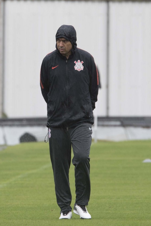 Treinador Fábio Carille durante treino de hoje no CT Joaquim Grava
