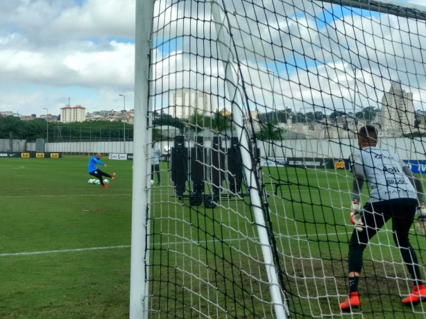 Régis ainda treinou cobranças de falta ao fim do treinamento