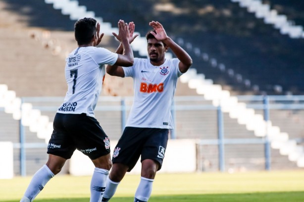 Rael comemora o seu segundo gol na partida e o terceiro do Timão