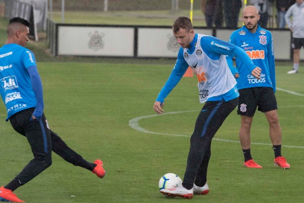 Carlos, Richard e Régis no primeiro treino após eliminação para o Flamengo, pela Copa do Brasil