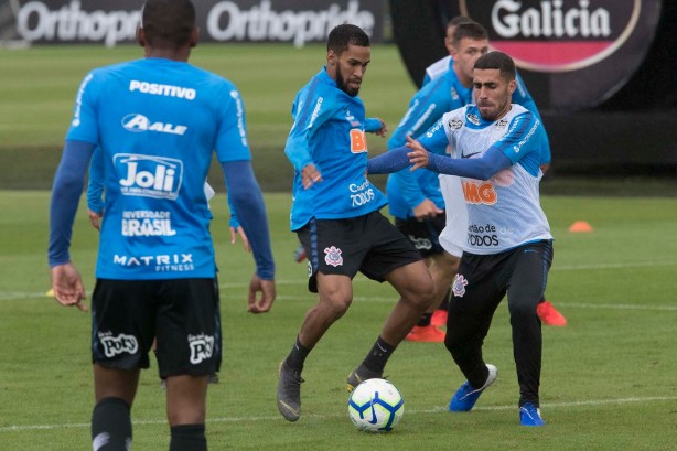 Everaldo e Gabriel no primeiro treino após eliminação para o Flamengo, pela Copa do Brasil