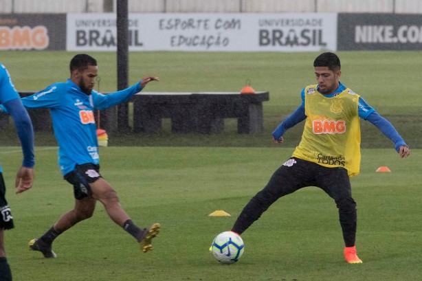 Everaldo e Sergio Díaz no primeiro treino após eliminação para o Flamengo, pela Copa do Brasil