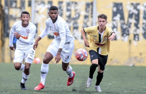 Ruan e Nathan no jogo contra o São Bernardo, pelo Paulistão Sub-20