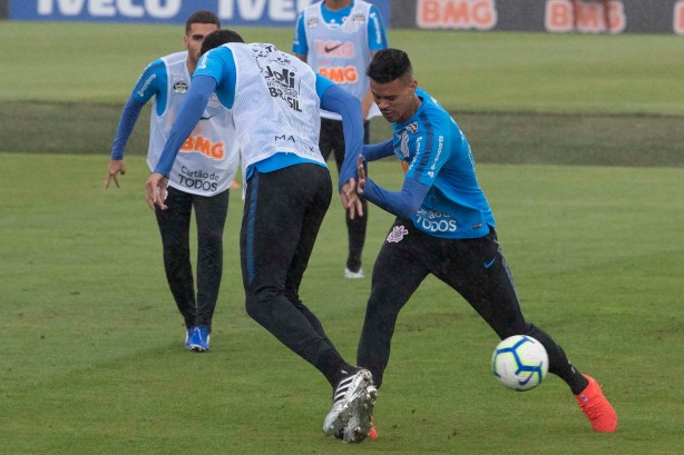 Volante Richard no primeiro treino após eliminação para o Flamengo, pela Copa do Brasil