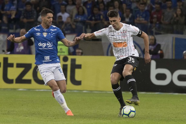 Danilo Avelar no jogo contra o Cruzeiro, pelo campeonato brasileiro