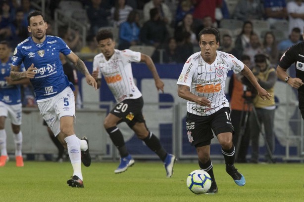 Jadson em ação no jogo contra o Cruzeiro, pelo campeonato brasileiro