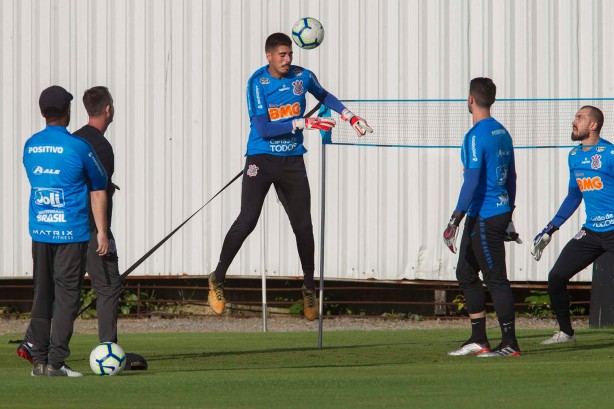 Goleiros do Corinthians fazem aquecimento no treino desta terça