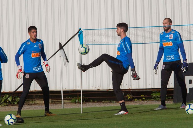 Goleiros do Corinthians fazem aquecimento no treino desta terça