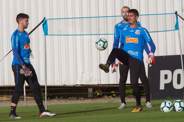 Goleiros do Corinthians fazem aquecimento no treino desta terça