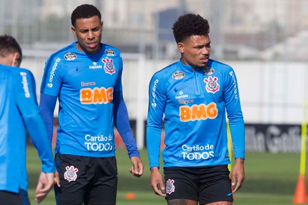 Jogadores do Corinthians treinam nesta segunda-feira