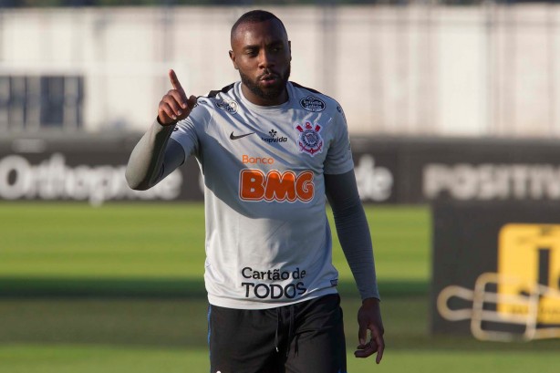 Jogadores do Corinthians treinam nesta terça-feira