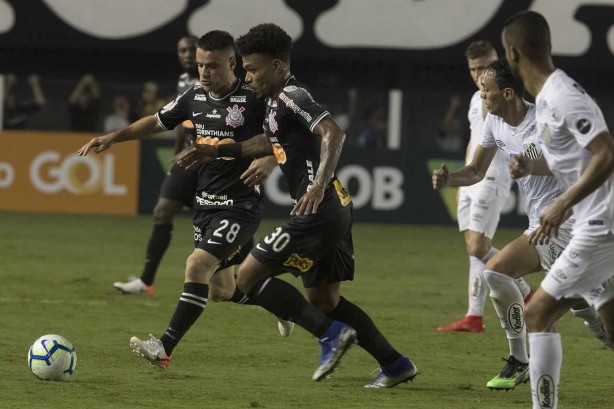 Júnior Urso durante jogo contra o Santos, pelo Campeonato Brasileiro 2019