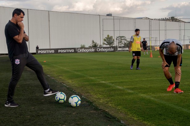O técnico Fábio Carille observou seus comandados de perto