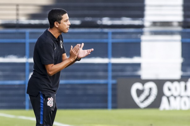 Técnico do Sub-17, Gustavo Almeida, durante jogo contra o Vitória, pelo Brasileiro Sub-17