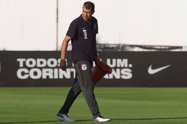 Técnico Fábio Carille a beira de campo no treino desta terça