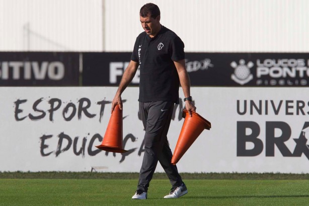 Técnico Fábio Carille a beira de campo no treino desta terça