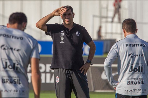 Técnico Fábio Carille a beira de campo no treino desta terça