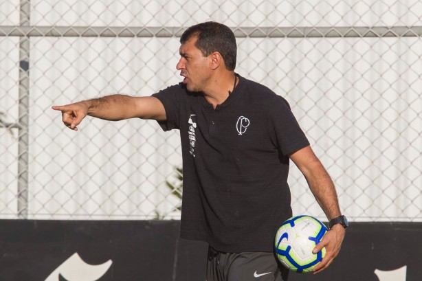 Técnico Fábio Carille a beira de campo no treino desta terça