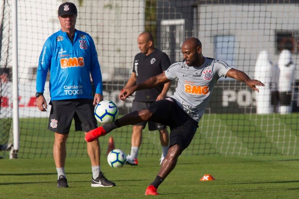 Vagner Love no treino desta terça
