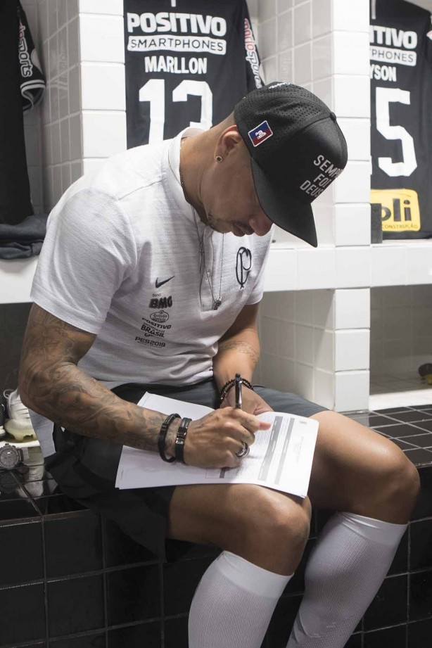 Volante Ralf no vestiário antes do jogo contra o Santos, pelo Campeonato Brasileiro