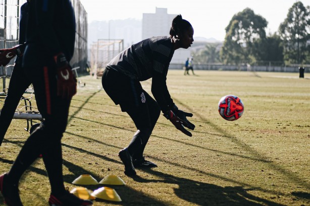 Equipe feminina do Corinthians realiza treinamento