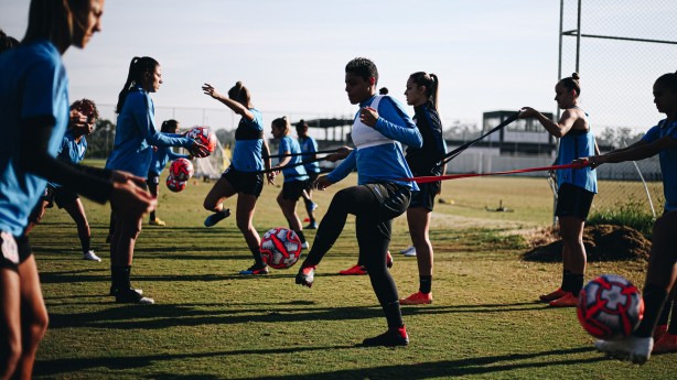 Equipe feminina do Corinthians realiza treinamento